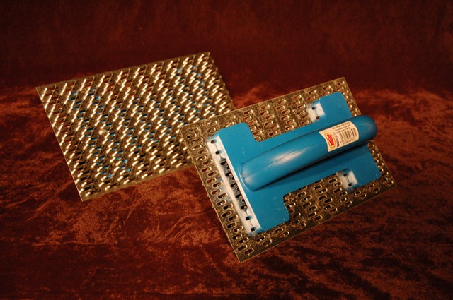 Scratching trowel